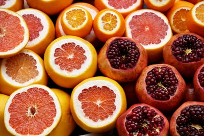 石榴和橙色水果
